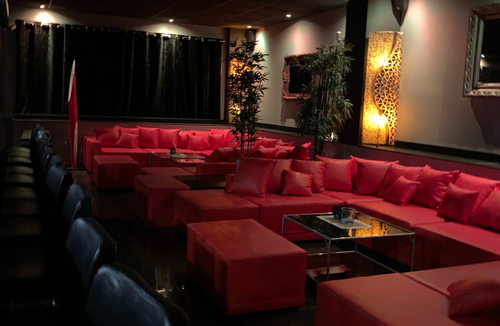 Lounge mit roten Sofas im Dreamlight