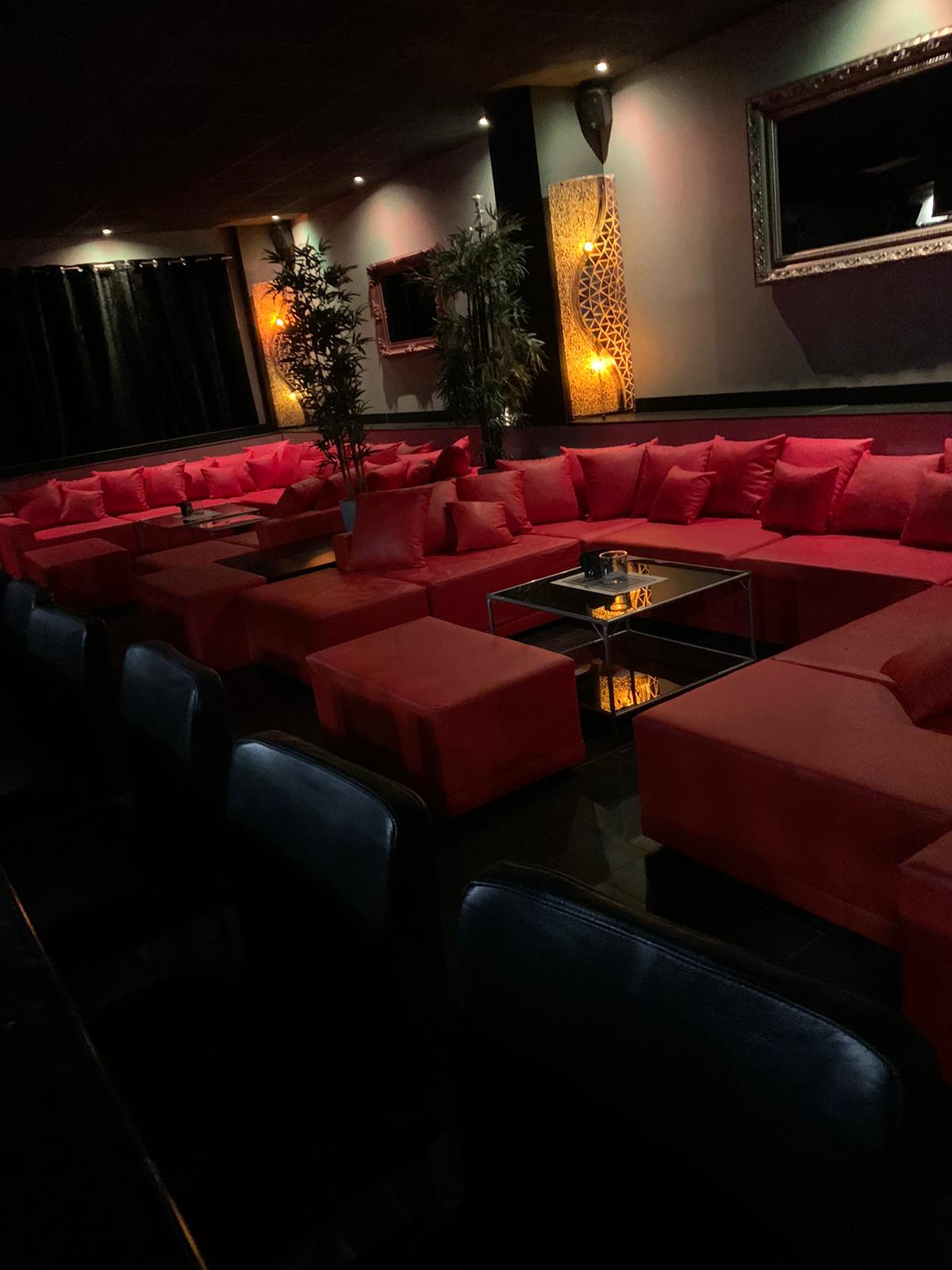 Sitzecke mit roten Sofas